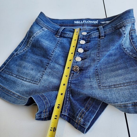Wallflower Flirty Curvy High Rise Shorty Short Denim Button Blue Stretch Sz 3 - Picture 5 of 9